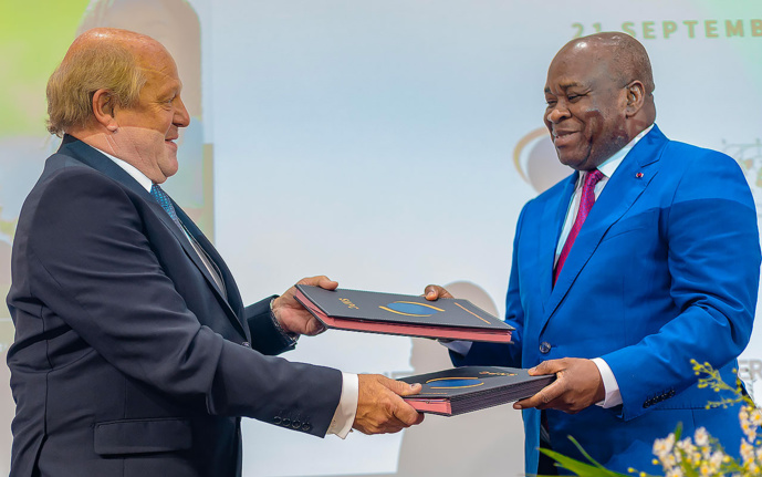 Signature du contrat entre la SNPC et la société FRMC pour la réalisation du Projet Eco Zamba Signature du contrat entre la SNPC et la société FRMC pour la réalisation du Projet Eco Zamba