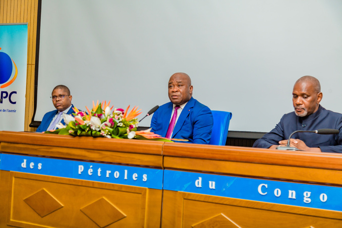 Echange entre le Directeur Général et les agents du Groupe SNPC sur l'emprunt obligataire Echange entre le Directeur Général et les agents du Groupe SNPC sur l'emprunt obligataire