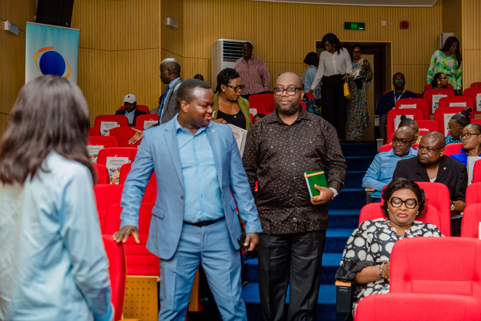 Echange entre le Directeur Général et les agents du Groupe SNPC sur l'emprunt obligataire Echange entre le Directeur Général et les agents du Groupe SNPC sur l'emprunt obligataire