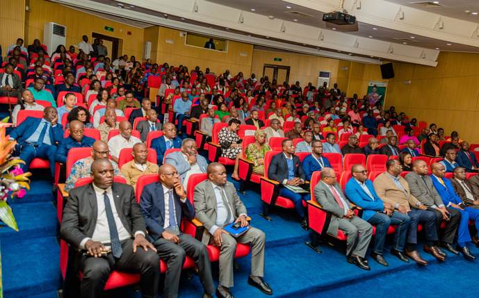 Echange entre le Directeur Général et les agents du Groupe SNPC sur l'emprunt obligataire Echange entre le Directeur Général et les agents du Groupe SNPC sur l'emprunt obligataire
