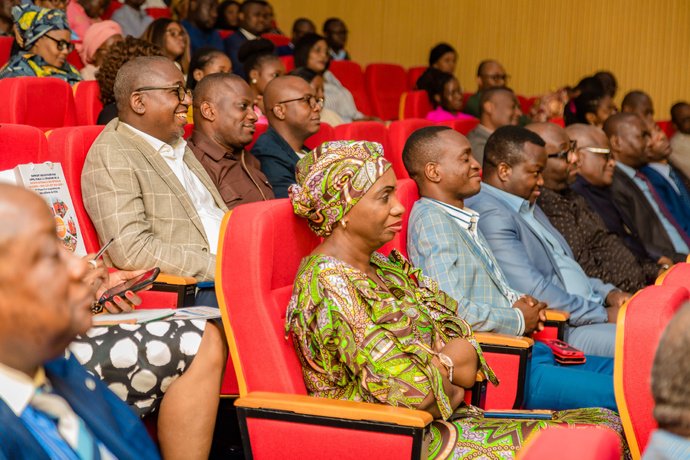 Echange entre le Directeur Général et les agents du Groupe SNPC sur l'emprunt obligataire Echange entre le Directeur Général et les agents du Groupe SNPC sur l'emprunt obligataire