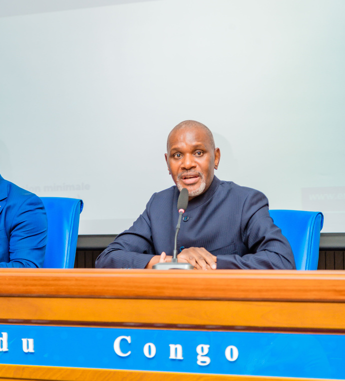 Echange entre le Directeur Général et les agents du Groupe SNPC sur l'emprunt obligataire Echange entre le Directeur Général et les agents du Groupe SNPC sur l'emprunt obligataire