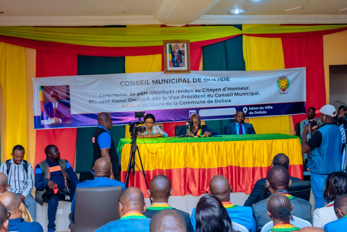 Le Directeur Général de la SNPC élevé au rang de Citoyen d'honneur de la ville de Dolisie Le Directeur Général de la SNPC élevé au rang de Citoyen d'honneur de la ville de Dolisie