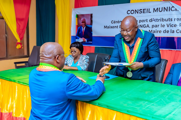 Le Directeur Général de la SNPC élevé au rang de Citoyen d'honneur de la ville de Dolisie Le Directeur Général de la SNPC élevé au rang de Citoyen d'honneur de la ville de Dolisie