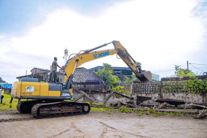 Rituels traditionnels sur les sites des futures écoles de l'Amitié et Angola Libre Rituels traditionnels sur les sites des futures écoles de l'Amitié et Angola Libre
