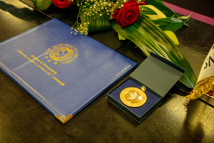 Monsieur Maixent Raoul Ominga honoré par la Médaille d’or de la Ligue universelle du bien public