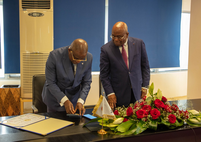 Monsieur Maixent Raoul Ominga honoré par la Médaille d’or de la Ligue universelle du bien public Monsieur Maixent Raoul Ominga honoré par la Médaille d’or de la Ligue universelle du bien public