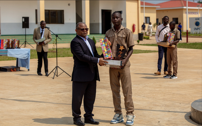 Cérémonie de remise des prix de fin d'année du Lycée Simon Pierre Kikhounga-Ngot de Louvakou(Dolisie) Cérémonie de remise des prix de fin d'année du Lycée Simon Pierre Kikhounga-Ngot de Louvakou(Dolisie)