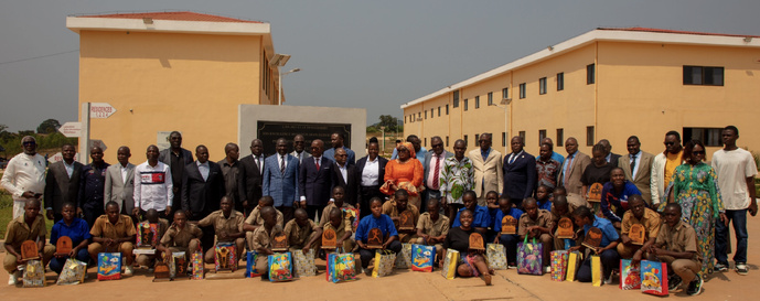 Cérémonie de remise des prix de fin d'année du Lycée Simon Pierre Kikhounga-Ngot de Louvakou(Dolisie) Cérémonie de remise des prix de fin d'année du Lycée Simon Pierre Kikhounga-Ngot de Louvakou(Dolisie)