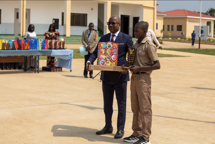 Cérémonie de remise des prix de fin d'année du Lycée Simon Pierre Kikhounga-Ngot de Louvakou(Dolisie) Cérémonie de remise des prix de fin d'année du Lycée Simon Pierre Kikhounga-Ngot de Louvakou(Dolisie)