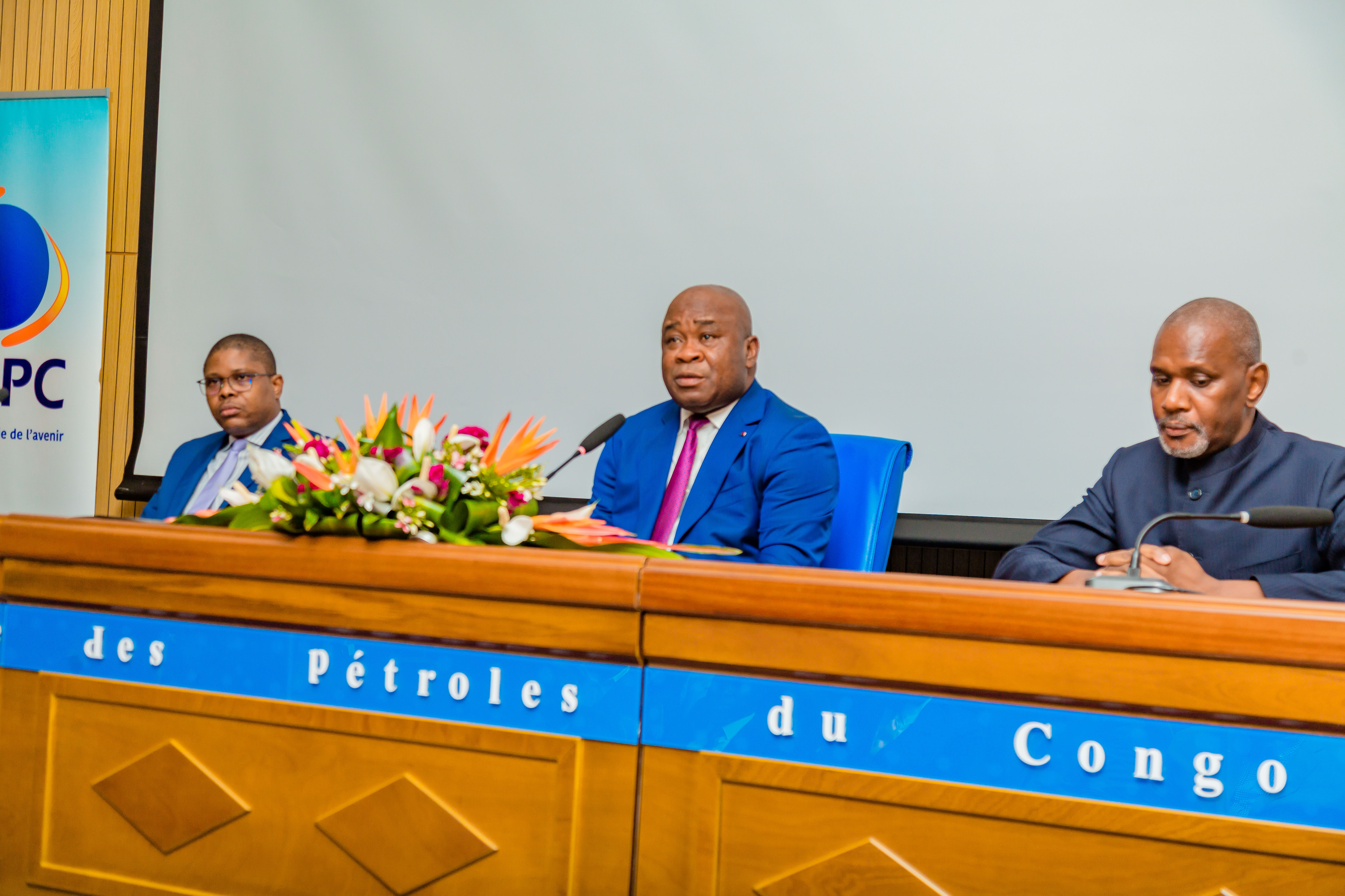 Echange entre le Directeur Général et les agents du Groupe SNPC sur l'emprunt obligataire Echange entre le Directeur Général et les agents du Groupe SNPC sur l'emprunt obligataire