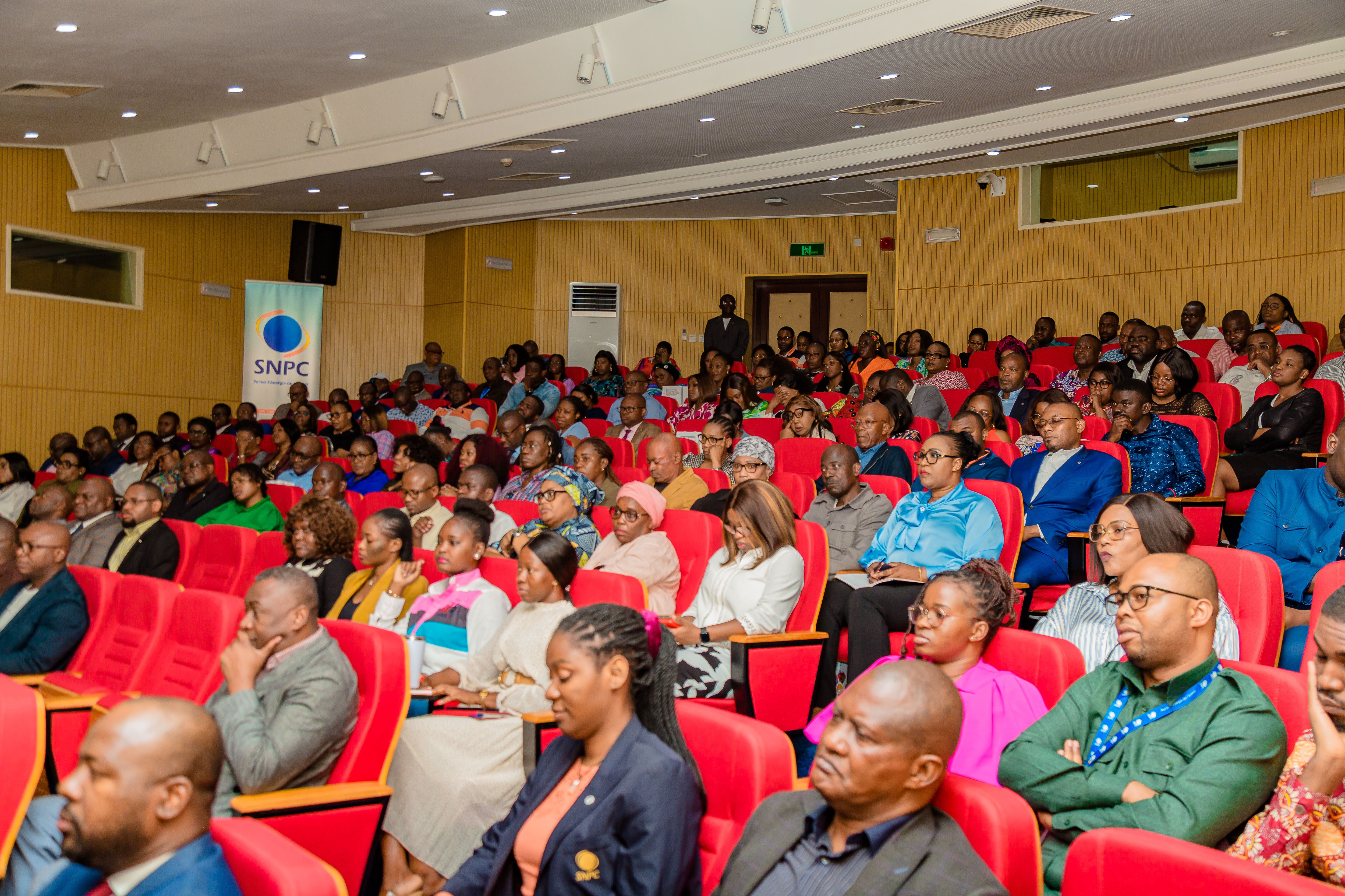 Echange entre le Directeur Général et les agents du Groupe SNPC sur l'emprunt obligataire Echange entre le Directeur Général et les agents du Groupe SNPC sur l'emprunt obligataire