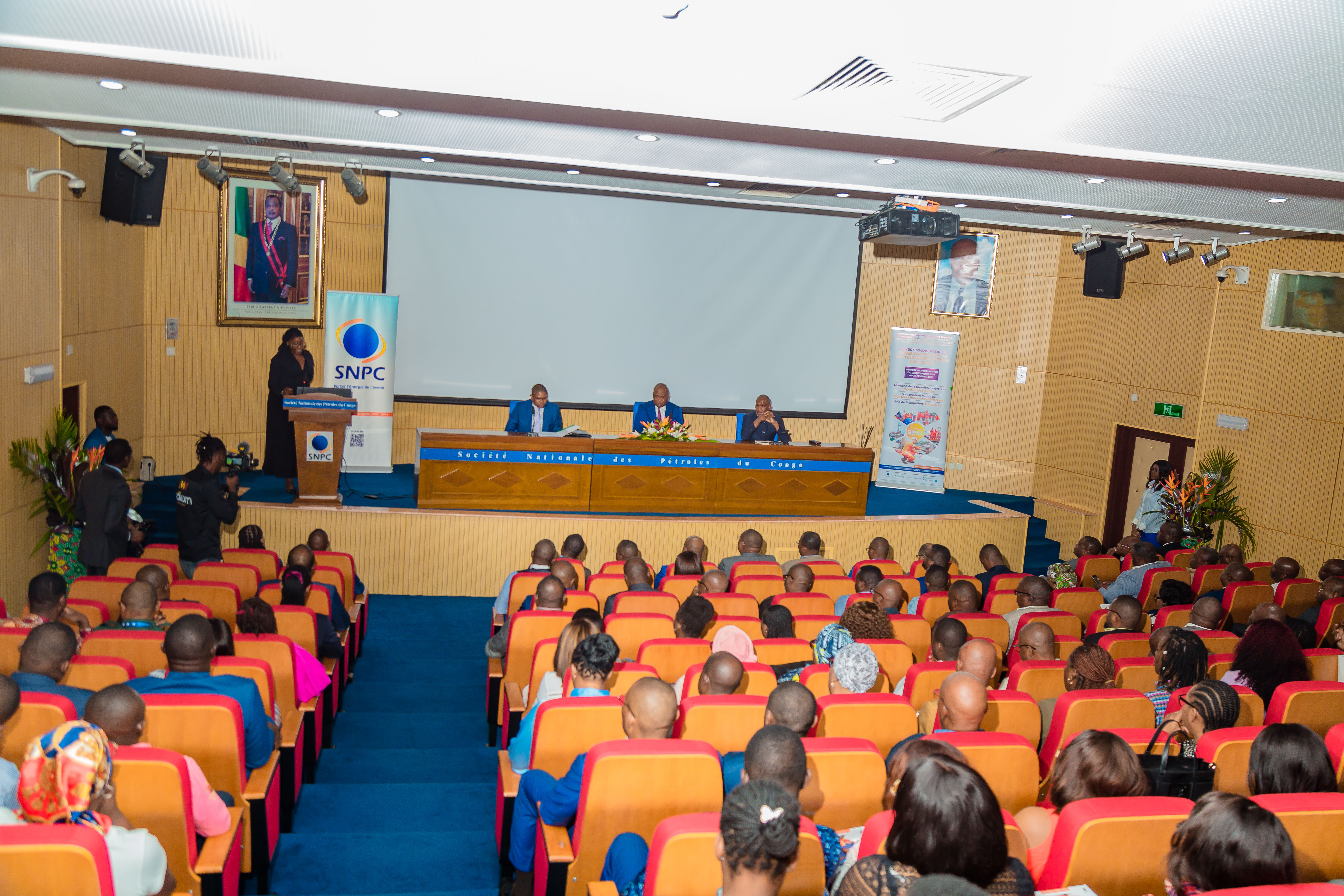 Echange entre le Directeur Général et les agents du Groupe SNPC sur l'emprunt obligataire Echange entre le Directeur Général et les agents du Groupe SNPC sur l'emprunt obligataire