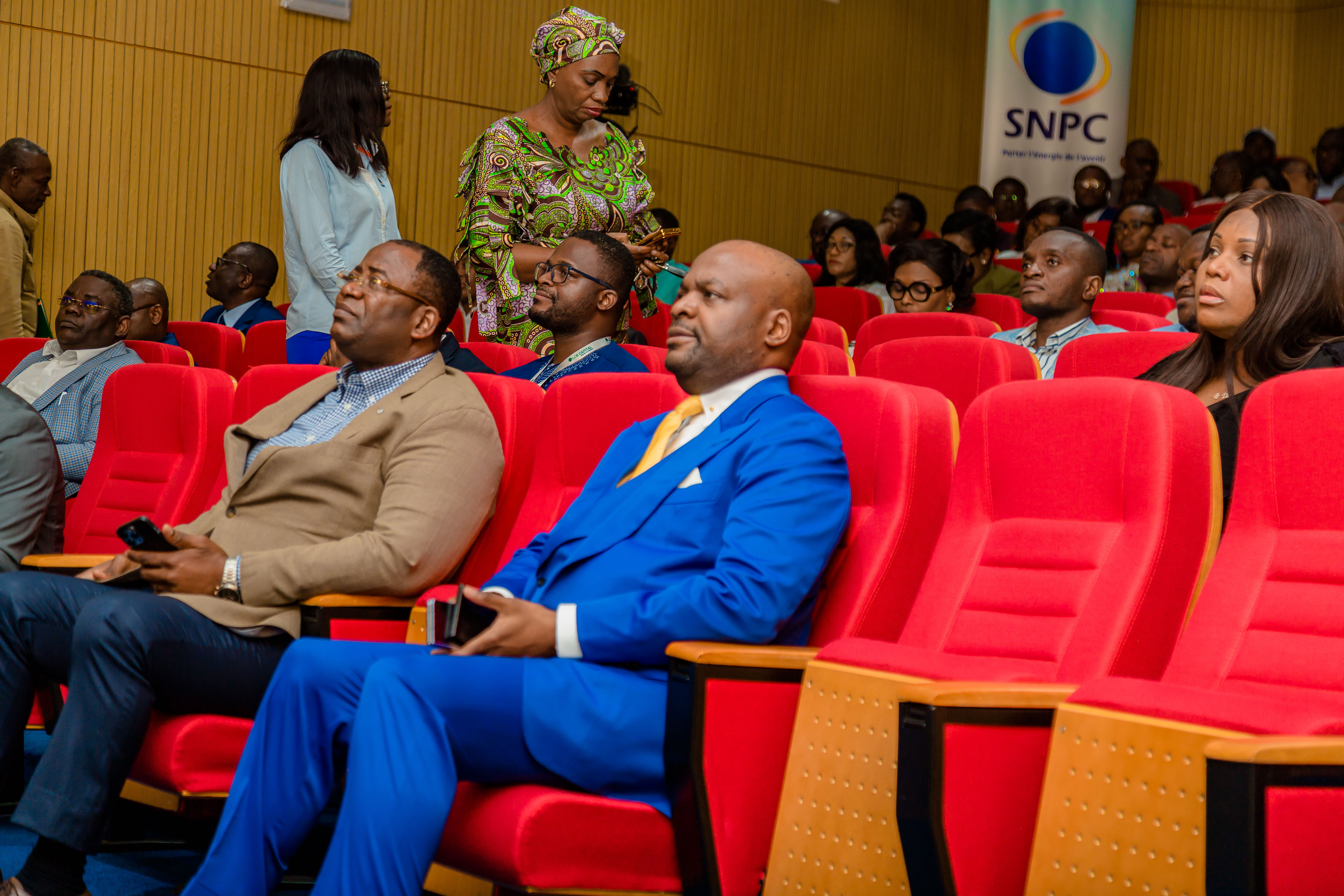 Echange entre le Directeur Général et les agents du Groupe SNPC sur l'emprunt obligataire Echange entre le Directeur Général et les agents du Groupe SNPC sur l'emprunt obligataire