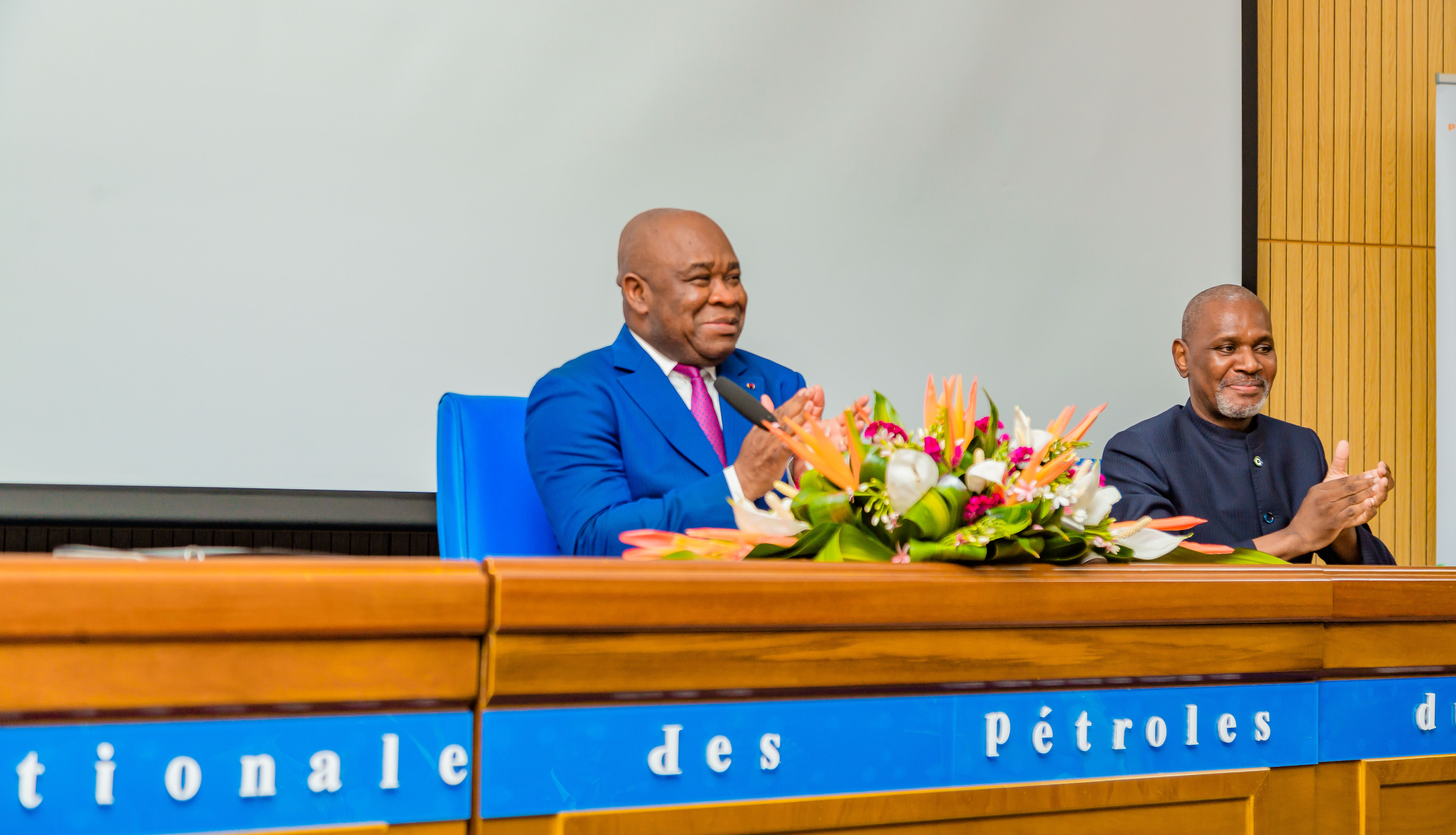 Echange entre le Directeur Général et les agents du Groupe SNPC sur l'emprunt obligataire Echange entre le Directeur Général et les agents du Groupe SNPC sur l'emprunt obligataire