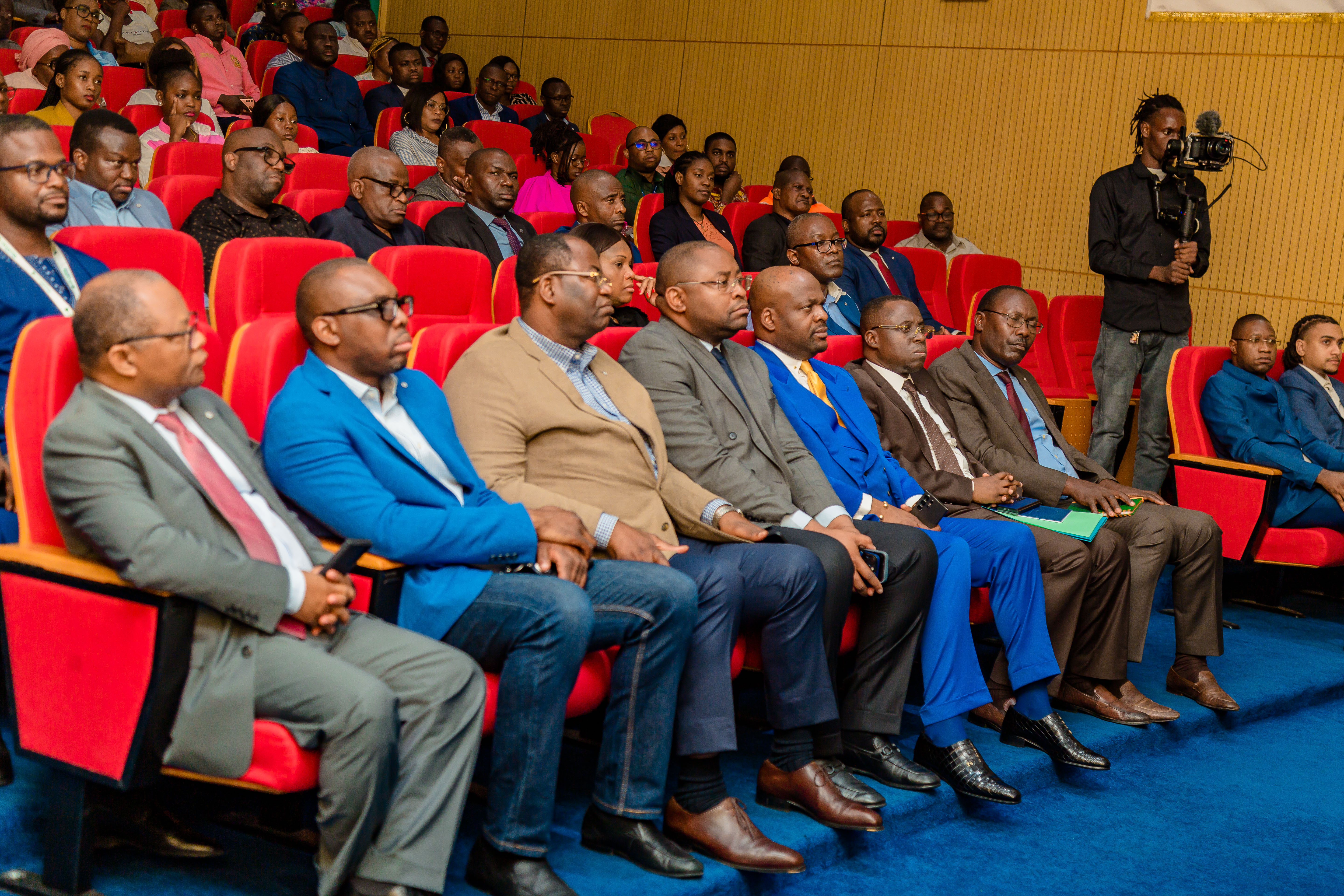 Echange entre le Directeur Général et les agents du Groupe SNPC sur l'emprunt obligataire Echange entre le Directeur Général et les agents du Groupe SNPC sur l'emprunt obligataire