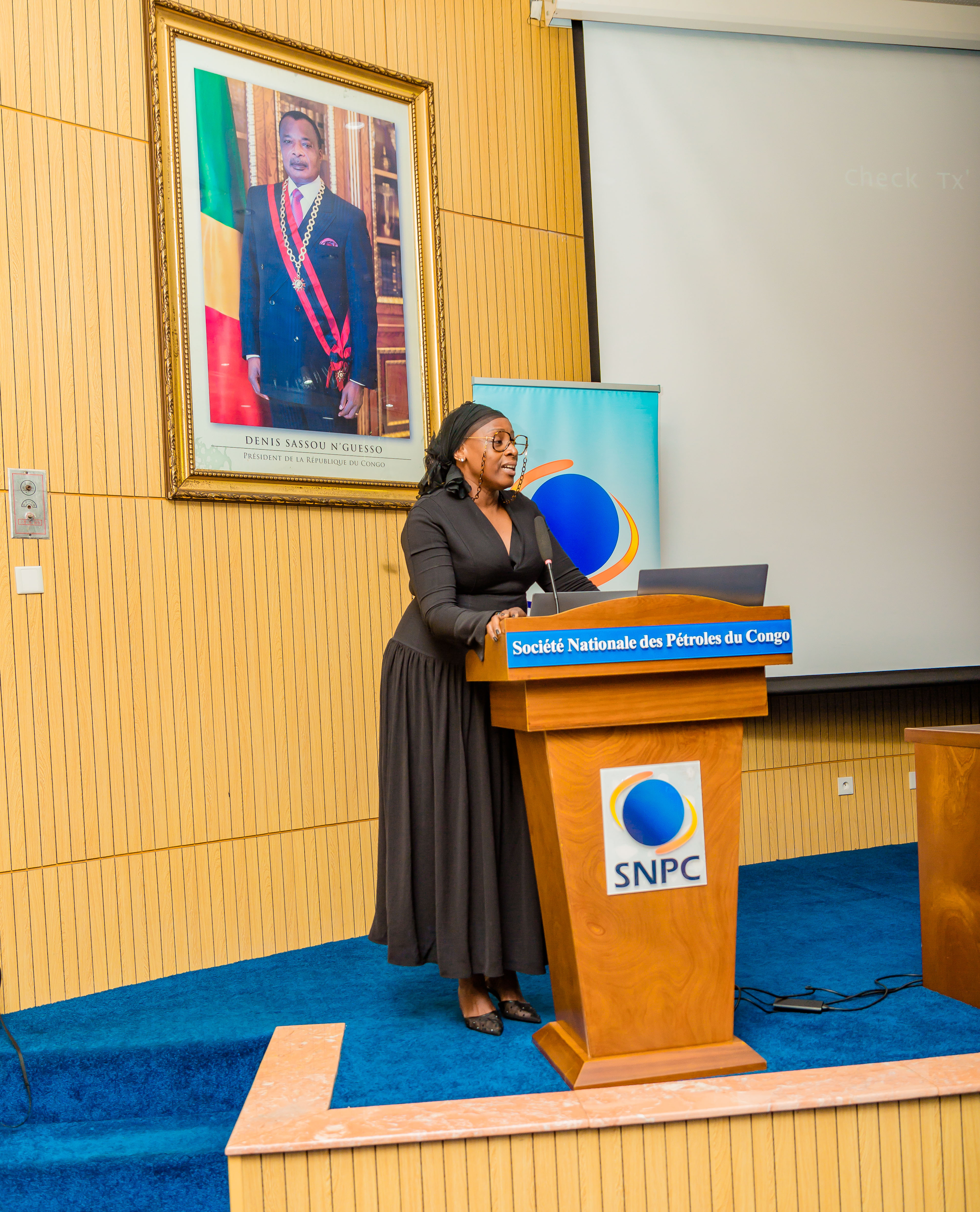 Echange entre le Directeur Général et les agents du Groupe SNPC sur l'emprunt obligataire Echange entre le Directeur Général et les agents du Groupe SNPC sur l'emprunt obligataire