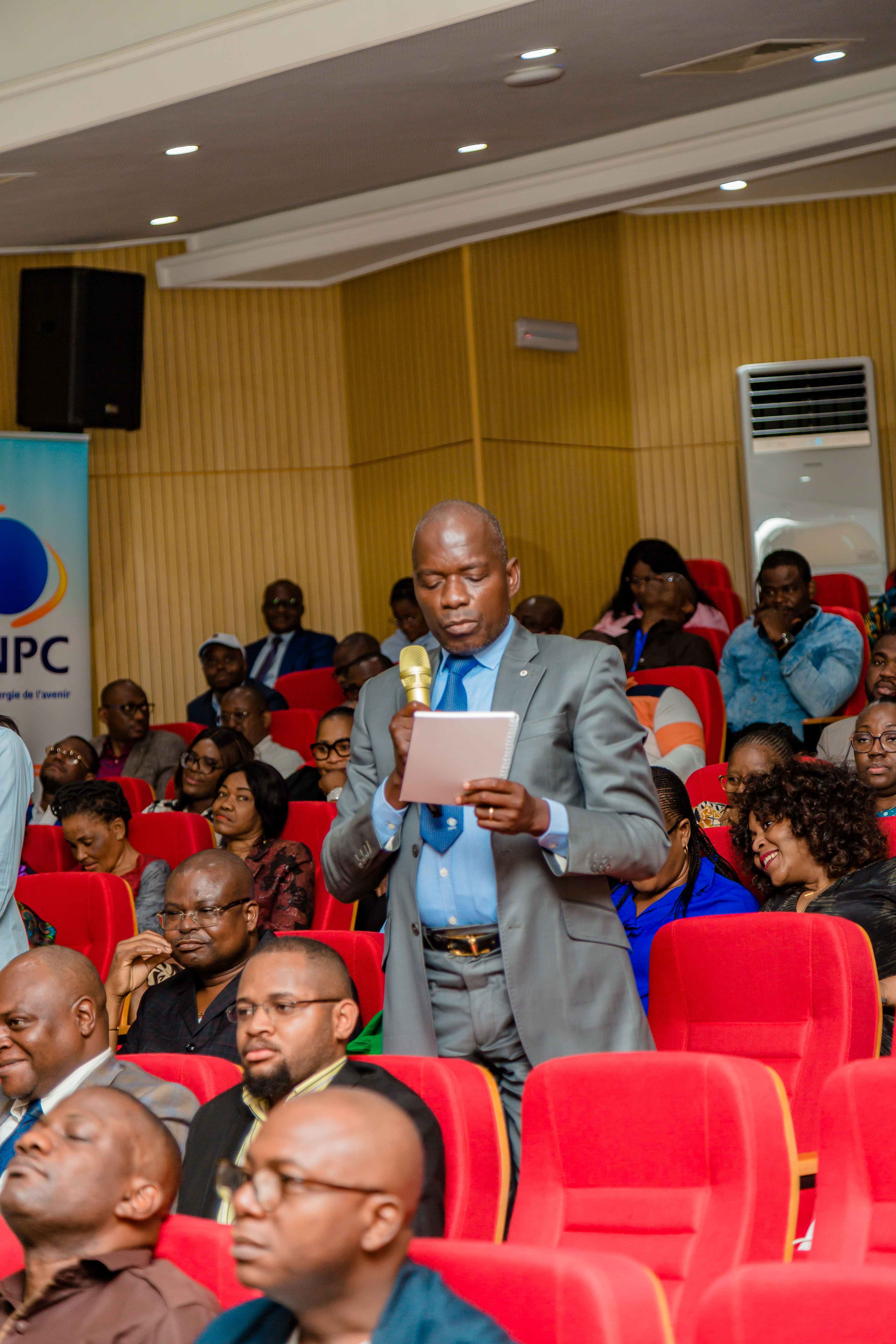 Echange entre le Directeur Général et les agents du Groupe SNPC sur l'emprunt obligataire Echange entre le Directeur Général et les agents du Groupe SNPC sur l'emprunt obligataire