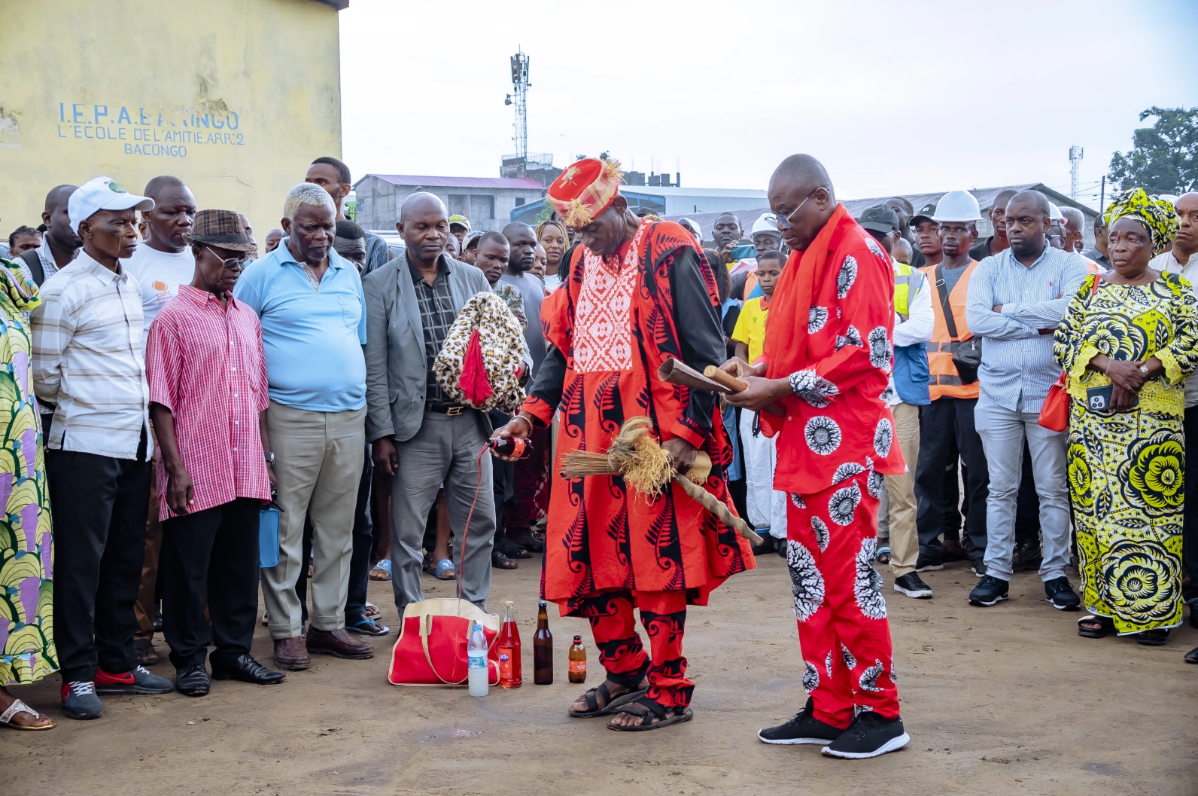 Rituels traditionnels sur les sites des futures écoles de l'Amitié et Angola Libre