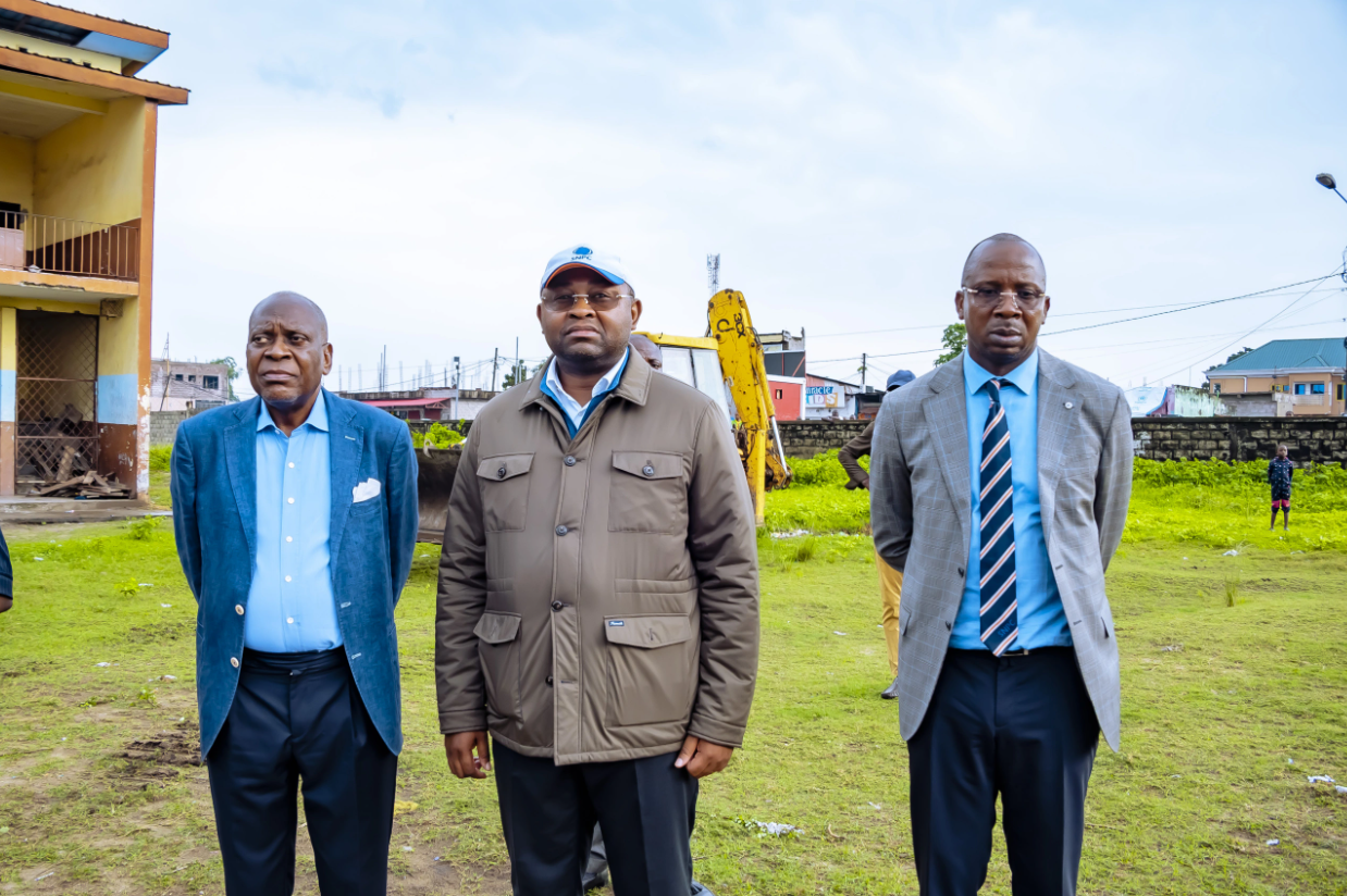 Rituels traditionnels sur les sites des futures écoles de l'Amitié et Angola Libre