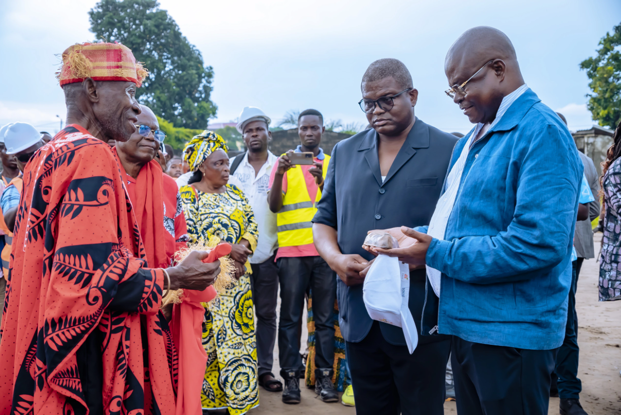 Rituels traditionnels sur les sites des futures écoles de l'Amitié et Angola Libre