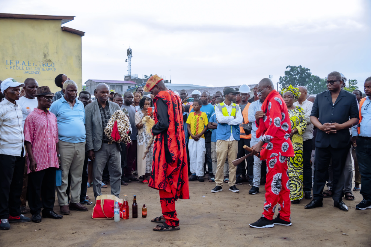 Rituels traditionnels sur les sites des futures écoles de l'Amitié et Angola Libre