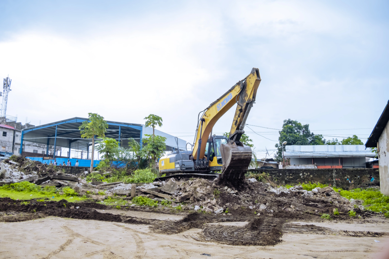 Rituels traditionnels sur les sites des futures écoles de l'Amitié et Angola Libre