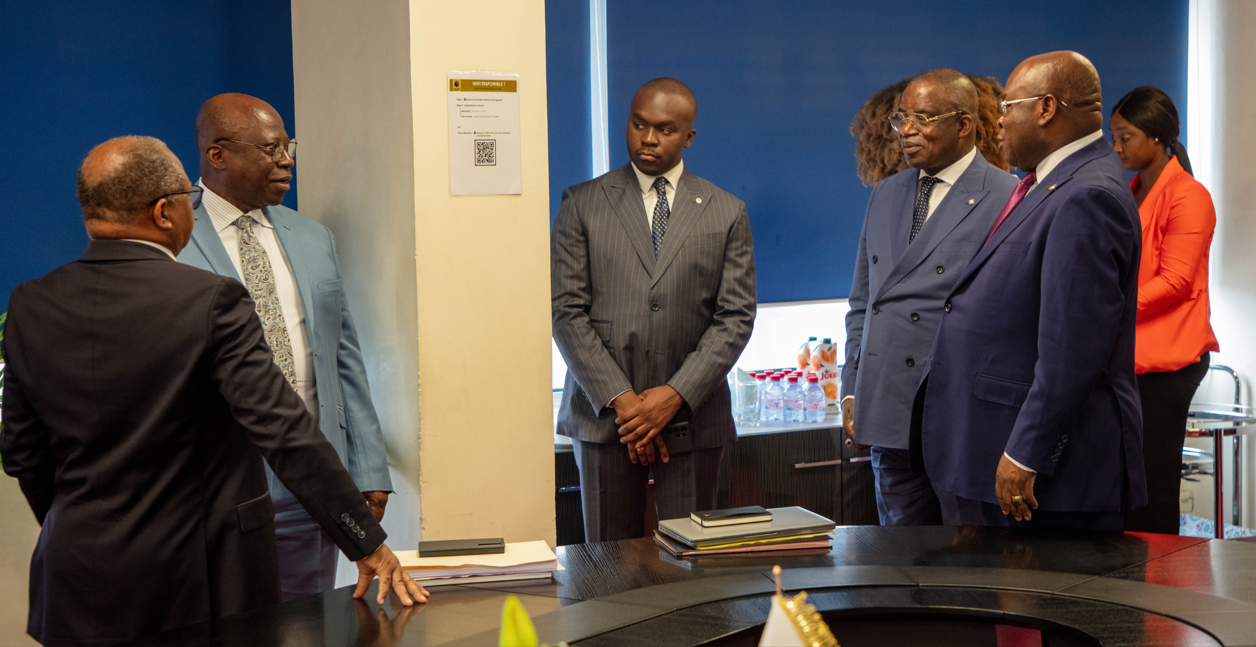 Monsieur Maixent Raoul Ominga honoré par la Médaille d’or de la Ligue universelle du bien public