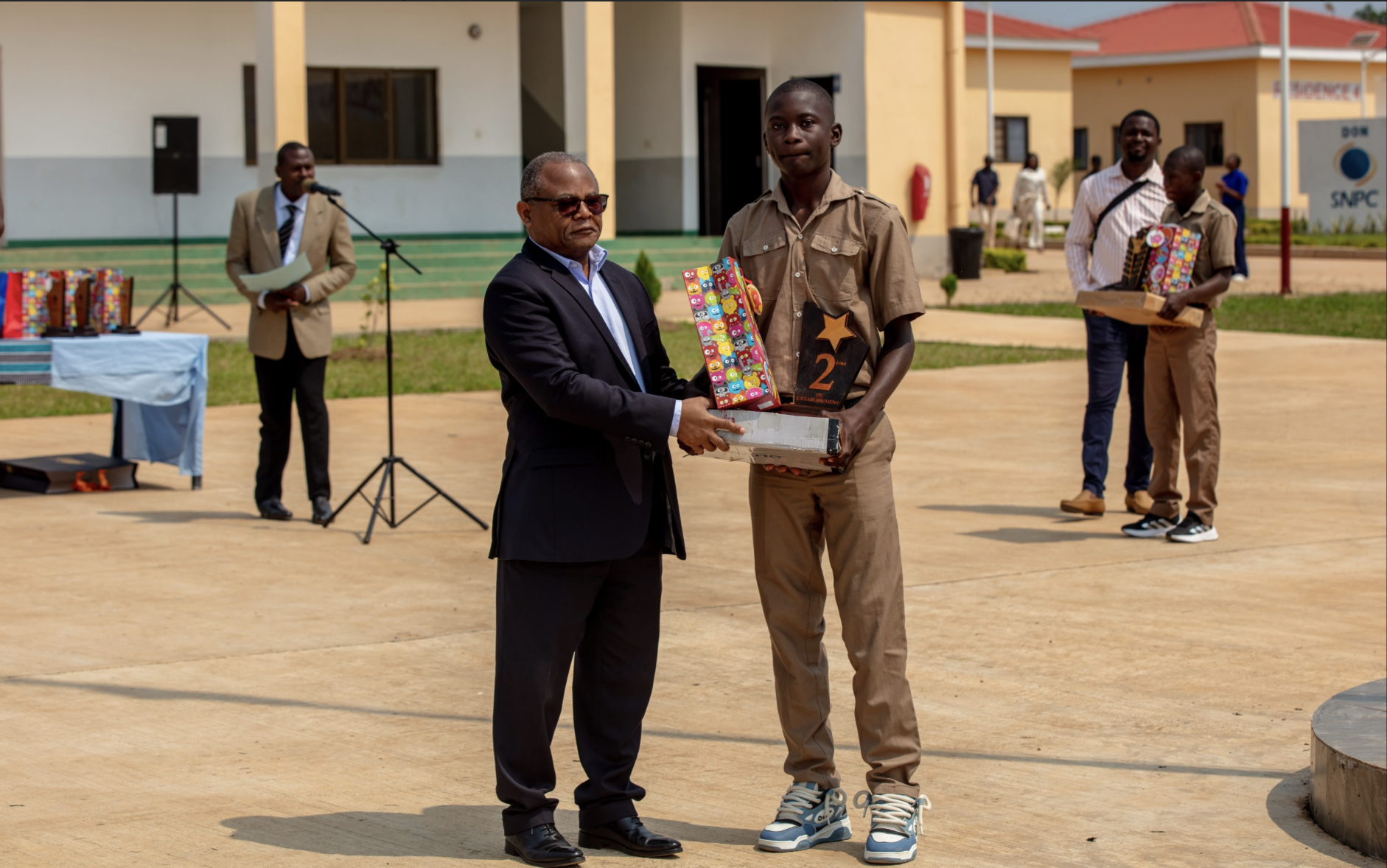 Cérémonie de remise des prix de fin d'année du Lycée Simon Pierre Kikhounga-Ngot de Louvakou(Dolisie)